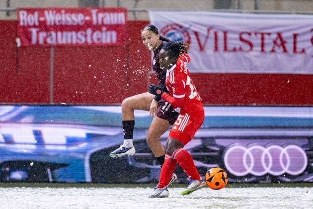 Battle for the ball duel between Lisa Baum RB Leipzig, 11 and Bernadette Amani FC Bayern Muenchen Frauen, 15 GER, FC Bayern Muenchen Frauen vs RB Leipzig, Soccer, Google Pixel Women Bundesliga, 15 Matchday, Season 2025 2026, 25 01 2026 DFL DFB REGULATIONS PROHIBIT ANY USE OF PHOTOGRAPHS as IMAGE SEQUENCES and or QUASI VIDEO GER, FC Bayern Muenchen Frauen vs RB Leipzig, Football, Google Pixel Frauen Bundesliga, 15 Spieltag, Saison 2025 2026, 25 01 2026 Muenchen Copyright: xEibner-Pressefoto HeikexFeinerx EP_HFR
