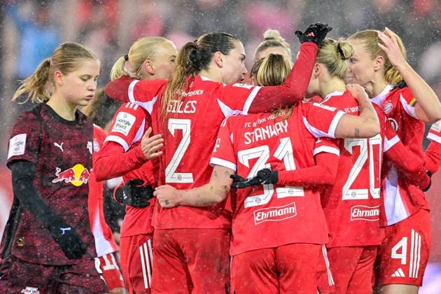 FC Bayern players celebrating the goal, goal, goal celebration, celebrate the goal, goal, celebration, celebration about the goal to 2 0, optimistic, action, 25 01 2026, Munich Germany , Football, Google Pixel Women Bundesliga, FC Bayern Munich RB Leipzig, DFB DFL REGULATIONS PROHIBIT ANY USE OF PHOTOGRAPHS AS IMAGE SEQUENCES AND OR QUASI VIDEO xslx