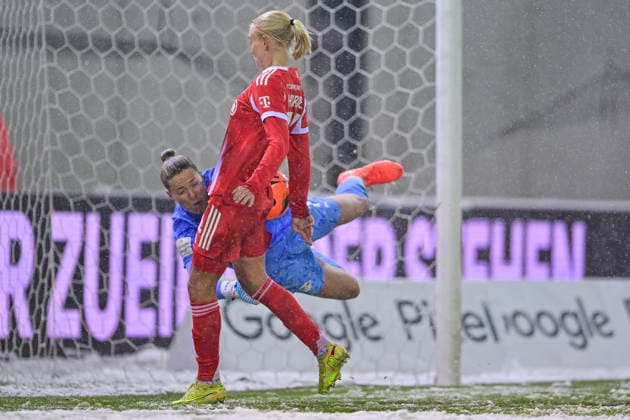 v li Pernille HARDER FC Bayern Muenchen, FCB, 21 Elvira Herzog Goalkeeper, RB Leipzig, 1 in duel, duel, tackle, dynamics, action, 25 01 2026, Munich Germany , Football, Google Pixel Women Bundesliga, FC Bayern München RB Leipzig, DFB DFL REGULATIONS PROHIBIT ANY USE OF PHOTOGRAPHS AS IMAGE SEQUENCES AND OR QUASI VIDEO xslx