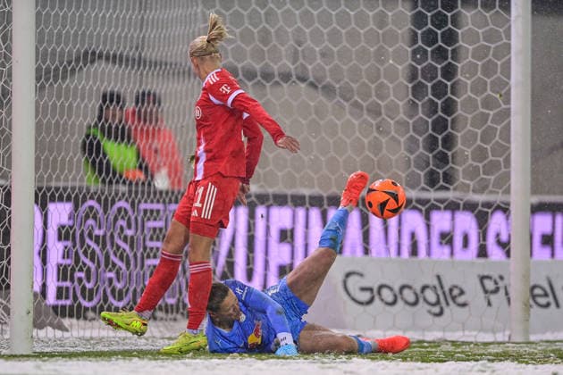 v li Pernille HARDER FC Bayern Muenchen, FCB, 21 Elvira Herzog Goalkeeper, RB Leipzig, 1 in duel, duel, tackle, dynamics, action, 25 01 2026, Munich Germany , Football, Google Pixel Women Bundesliga, FC Bayern München RB Leipzig, DFB DFL REGULATIONS PROHIBIT ANY USE OF PHOTOGRAPHS AS IMAGE SEQUENCES AND OR QUASI VIDEO xslx