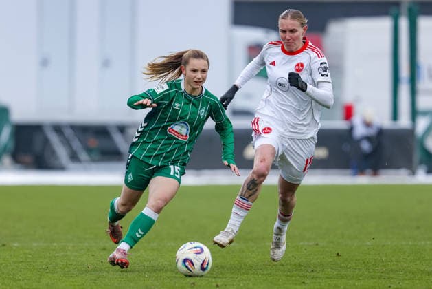 from left Michelle Weiß SV Werder Bremen, 15 and Oliwia Wos 1 FC Nürnberg, 15 in running duel, duel, dynamics, action, action, game scene, THE DFB GUIDELINES PROHIBIT ANY USE OF PHOTOGRAPHS AS IMAGE SEQUENCES AND OR QUASI VIDEO DFB REGULATIONS PROHIBIT ANY USE OF PHOTOGRAPHS AS IMAGE SEQUENCES AND OR QUASI VIDEO , 25 01 2026, , Football, Google Pixel Womens Bundesliga, SV Werder Bremen 1 FC Nürnberg xobx