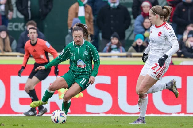 from left Maja Sternad SV Werder Bremen, 11 and Beatrix Fördös 1 FC Nürnberg, 27 in a duel, dynamic, action, action, game scene, THE DFB REGULATIONS PROHIBIT ANY USE OF PHOTOGRAPHS AS IMAGE SEQUENCES AND OR QUASI VIDEO , 25 01 2026, , Football, Google Pixel Womens Bundesliga, SV Werder Bremen 1 FC Nürnberg xobx