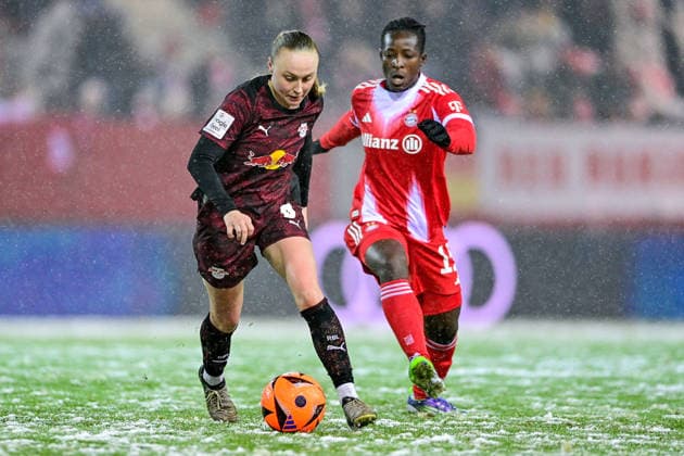 from left Lou Ann Joly RB Leipzig, 6 Kakounan Bernadette AMANI FC Bayern Muenchen, FCB, 15 in duel, duel, tackle, dynamics, action, 25 01 2026, Munich Germany , Football, Google Pixel Women Bundesliga, FC Bayern Munich RB Leipzig, DFB DFL REGULATIONS PROHIBIT ANY USE OF PHOTOGRAPHS AS IMAGE SEQUENCES AND OR QUASI VIDEO xslx