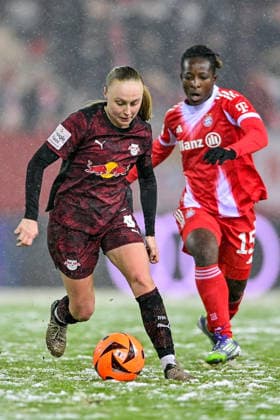 from left Lou Ann Joly RB Leipzig, 6 Kakounan Bernadette AMANI FC Bayern Muenchen, FCB, 15 in duel, duel, tackle, dynamics, action, 25 01 2026, Munich Germany , Football, Google Pixel Women Bundesliga, FC Bayern Munich RB Leipzig, DFB DFL REGULATIONS PROHIBIT ANY USE OF PHOTOGRAPHS AS IMAGE SEQUENCES AND OR QUASI VIDEO xslx