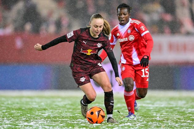from left Lou Ann Joly RB Leipzig, 6 Kakounan Bernadette AMANI FC Bayern Muenchen, FCB, 15 in duel, duel, tackle, dynamics, action, 25 01 2026, Munich Germany , Football, Google Pixel Women Bundesliga, FC Bayern Munich RB Leipzig, DFB DFL REGULATIONS PROHIBIT ANY USE OF PHOTOGRAPHS AS IMAGE SEQUENCES AND OR QUASI VIDEO xslx