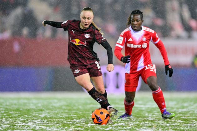 from left Lou Ann Joly RB Leipzig, 6 Kakounan Bernadette AMANI FC Bayern Muenchen, FCB, 15 in duel, duel, tackle, dynamics, action, 25 01 2026, Munich Germany , Football, Google Pixel Women Bundesliga, FC Bayern Munich RB Leipzig, DFB DFL REGULATIONS PROHIBIT ANY USE OF PHOTOGRAPHS AS IMAGE SEQUENCES AND OR QUASI VIDEO xslx