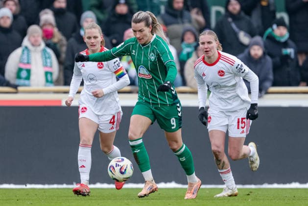 Medina Desic SV Werder Bremen, 9 on the ball, single image, full body, action, action, match scene, THE DFB REGULATIONS PROHIBIT ANY USE OF PHOTOGRAPHS AS IMAGE SEQUENCES AND OR QUASI VIDEO , 25 01 2026, , Football, Google Pixel Womens Bundesliga, SV Werder Bremen 1 FC Nürnberg xobx