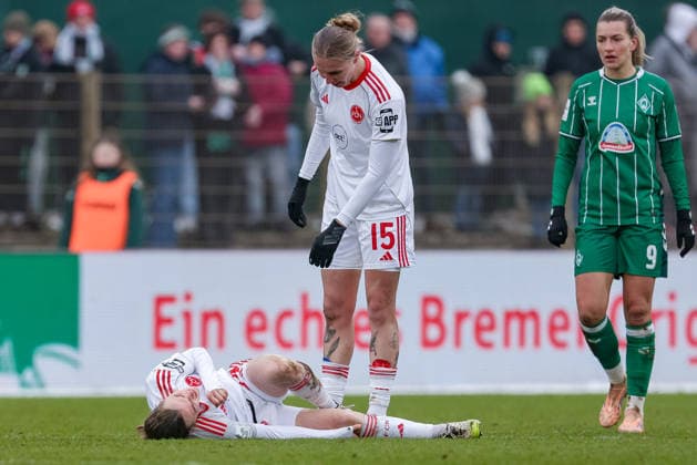 from left Nastassja Lein 1 FC Nürnberg, 24 lies injured on the ground, injury, pain, distorted face, Oliwia Wos 1 FC Nürnberg, 15 , Medina Desic SV Werder Bremen, 9 , THE DFB REGULATIONS PROHIBIT ANY USE OF PHOTOGRAPHS AS IMAGE SEQUENCES AND OR QUASI VIDEO , 25 01 2026, , Football, Google Pixel Womens Bundesliga, SV Werder Bremen 1 FC Nürnberg xobx