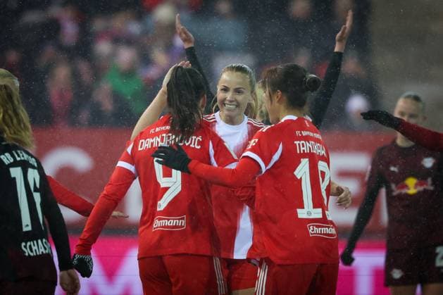 Jovana Damnjanovic 9 FC Bayern Muenchen Frauen , Glodis Perla Viggosdottir 4 FC Bayern Muenchen Frauen and Momoko Tanikawa 18 FC Bayern Muenchen Frauen cheer the 3 0, Emotion, Joy, FC Bayern Muenchen Frauen vs RB Leipzig Frauen, Football, Women, Google Pixel Bundesliga, Season 2025 2026, 15 Matchday, 25 01 2026 DFB regulations prohibit any use of photographs as image sequences and or quasi video Muenchen Bayern Germany Copyright: xkolbert-press MartinxAgüerax