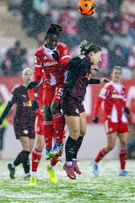Fight for the ball duel header duel between Bernadette Amani FC Bayern Muenchen Frauen, 15 and Gina Chmielinski RB Leipzig, 10 GER, FC Bayern Muenchen Frauen vs RB Leipzig, Football, Google Pixel Frauen Bundesliga, 15 Matchday, Season 2025 2026, 25 01 2026 DFL DFB REGULATIONS PROHIBIT ANY USE OF PHOTOGRAPHS as IMAGE SEQUENCES and or QUASI VIDEO GER, FC Bayern Muenchen Frauen vs RB Leipzig, Football, Google Pixel Frauen Bundesliga, 15 Spieltag, Saison 2025 2026, 25 01 2026 Muenchen Copyright: xEibner-Pressefoto HeikexFeinerx EP_HFR