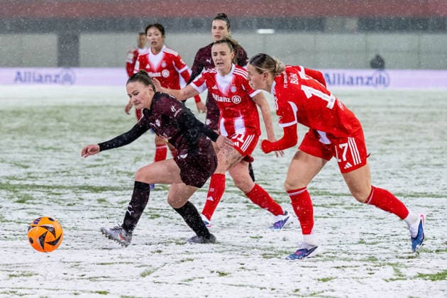 Annabel Schasching RB Leipzig, 16 covered by Klara Buehl FC Bayern Muenchen Frauen, 17 GER, FC Bayern Muenchen Frauen vs RB Leipzig, Fußball, Google Pixel Frauen Bundesliga, 15 Spieltag, Saison 2025 2026, 25 01 2026 DFL DFB REGULATIONS PROHIBIT ANY USE OF PHOTOGRAPHS as IMAGE SEQUENCES and or QUASI VIDEO GER, FC Bayern Muenchen Frauen vs RB Leipzig, Football, Google Pixel Frauen Bundesliga, 15 Spieltag, Saison 2025 2026, 25 01 2026 Muenchen Copyright: xEibner-Pressefoto HeikexFeinerx EP_HFR