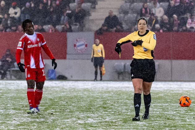 New signing Bernadette Amani FC Bayern Muenchen Frauen, 15 received her first yellow card from Karoline Wacker referee after just three minutes in the Bundesliga GER, FC Bayern Muenchen Frauen vs RB Leipzig, Football, Google Pixel Frauen Bundesliga, 15 Spieltag, Saison 2025 2026, 25 01 2026 DFL DFB REGULATIONS PROHIBIT ANY USE OF PHOTOGRAPHS as IMAGE SEQUENCES and or QUASI VIDEO GER, FC Bayern Muenchen Frauen vs RB Leipzig, Football, Google Pixel Frauen Bundesliga, 15 Spieltag, Saison 2025 2026, 25 01 2026 Muenchen Copyright: xEibner-Pressefoto HeikexFeinerx EP_HFR