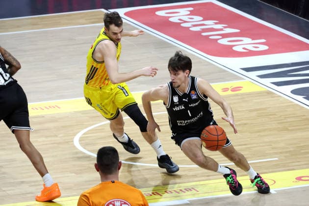 DEU, easyCredit BBL, ALBA vs BMA365 Bamberg Baskets, 25 01 2026, Max Schmeling Halle, Berlin, DEU, easyCredit BBL, ALBA vs BMA365 Bamberg Baskets, pictured MALTE DELOW ALBA Berlin 6 , Zachary Ensminger Bamberg 1 nordphotoxGmbHx xEngler nph00076