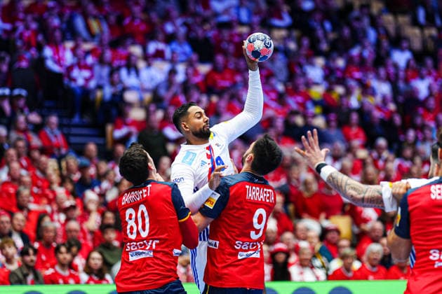 Ian Barrufet Spain, 80 , Melvyn Richardson France, 09 , Ian Tarrafeta Spain, 09 DEN, Spain vs France, Handball, EHF European Championship 2026, Main Round, Matchday 3, 26 01 2026 DEN, Spain vs France, Handball, EHF European Championship 2026, Main Round, Matchday 3, 26 01 2026 Herning Copyright: xEibner-Pressefoto MarcelxvonxFehrnx EP_MFN