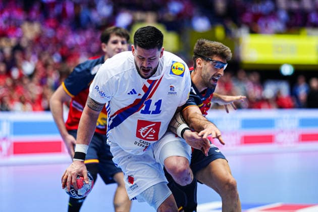 Nicolas Tournat France, 11 , Antonio Serradilla Spain, 05 DEN, Spain vs France, Handball, EHF European Championship 2026, Main Round, Matchday 3, 26 01 2026 DEN, Spain vs France, Handball, EHF European Championship 2026, Main Round, Matchday 3, 26 01 2026 Herning Copyright: xEibner-Pressefoto MarcelxvonxFehrnx EP_MFN