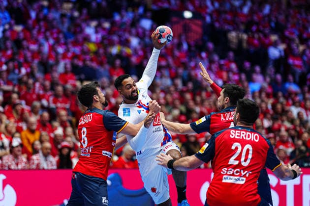 Agustin Casado Spain, 08 , Melvyn Richardson France, 09 , Alex Dujshebaev Spain, 10 DEN, Spain vs France, Handball, EHF European Championship 2026, Main Round, Matchday 3, 26 01 2026 DEN, Spain vs France, Handball, EHF European Championship 2026, Main Round, Matchday 3, 26 01 2026 Herning Copyright: xEibner-Pressefoto MarcelxvonxFehrnx EP_MFN