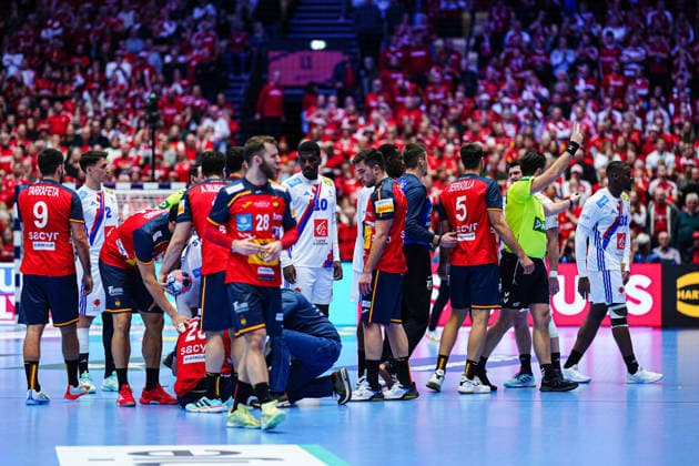 Injury Abel Serdio Spain, 20 DEN, Spain vs France, Handball, EHF European Championship 2026, Main Round, Matchday 3, 26 01 2026 DEN, Spain vs France, Handball, EHF European Championship 2026, Main Round, Matchday 3, 26 01 2026 Herning Copyright: xEibner-Pressefoto MarcelxvonxFehrnx EP_MFN