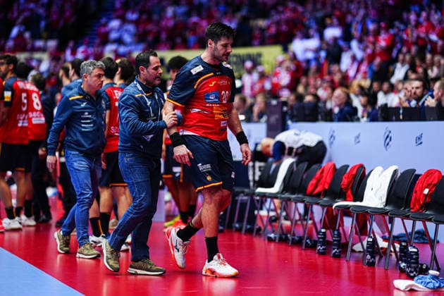 Injury Abel Serdio Spain, 20 DEN, Spain vs France, Handball, EHF European Championship 2026, Main Round, Matchday 3, 26 01 2026 DEN, Spain vs France, Handball, EHF European Championship 2026, Main Round, Matchday 3, 26 01 2026 Herning Copyright: xEibner-Pressefoto MarcelxvonxFehrnx EP_MFN