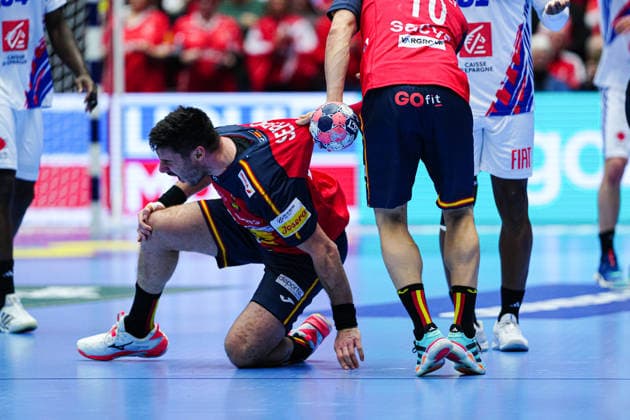 Injury Abel Serdio Spain, 20 DEN, Spain vs France, Handball, EHF European Championship 2026, Main Round, Matchday 3, 26 01 2026 DEN, Spain vs France, Handball, EHF European Championship 2026, Main Round, Matchday 3, 26 01 2026 Herning Copyright: xEibner-Pressefoto MarcelxvonxFehrnx EP_MFN