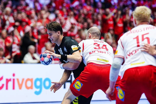 Julian Koester Germany, 18 , Simon Hald Denmark, 34 DEN, Germany vs Denmark, Handball, EHF European Championship 2026, Main Round, Matchday 3, 26 01 2026 DEN, Germany vs Denmark, Handball, EHF European Championship 2026, Main Round, Matchday 3, 26 01 2026 Herning Copyright: xEibner-Pressefoto MarcelxvonxFehrnx EP_MFN