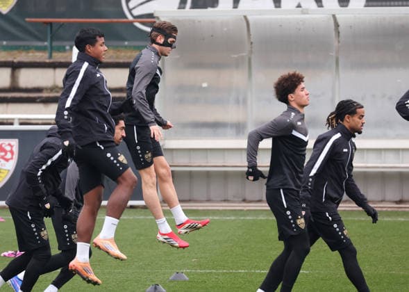 2026,01,28, Stuttgart, Football UEFA Europa League, Season 2025 2026, VfB Stuttgart, Training, Jeremy Arevalo, Ramon Hendriks with mask,