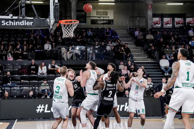Germany Basketball EuroCup Season 2025 26 16 Matchday Veolia Towers Hamburg vs Slask Wroclaw Inselpark Arena Hamburg Zacharie Perrin Veolia Towers Hamburg, 52 , Leonard Thorpe Jr Veolia Towers Hamburg, 2 , Angel Nunez Slask Wroclaw, 1 , Aleksander Wisniewski Slask Wroclaw, 2 , Ajdin Penava Slask Wroclaw, 11 , Copyright: xStefanxTrochax