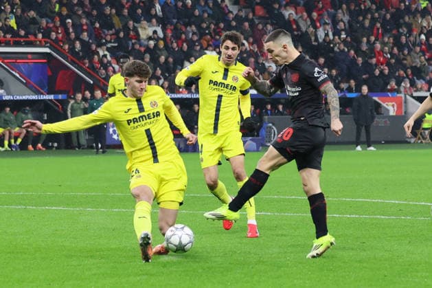 GER, UEFA CL, matchday 8, league phase, Bayer 04 Leverkusen GER vs FC Villarreal CF ESP , 28 01 2026, BayArena, Leverkusen, GER, UEFA CL, matchday 8, league phase, Bayer 04 Leverkusen GER vs FC Villarreal CF ESP , , pictured Ãlex Grimaldo Leverkusen 20 , scoring chance against Pedraza Villarreal CF 24 , nordphotoxGmbHx xMeuter nph00351
