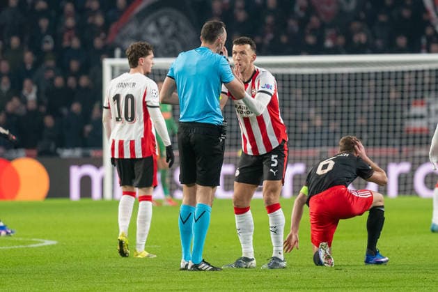 After a foul on Joshua Kimmich FC Bayern Muenchen, 06 Ivan Perisic PSV Eindhoven, 05 has received a yellow card PSV Eindhoven vs FC Bayern Muenchen, Football, UEFA Champions League, Matchday 08, Season 2025 2026, 28 01 2026 PSV Eindhoven vs FC Bayern Muenchen, Football, UEFA Champions League, Matchday 08, Season 2025 2026, 28 01 2026 Eindhoven Copyright: xEibner-Pressefoto ThomasxHaeslerx EP_THR