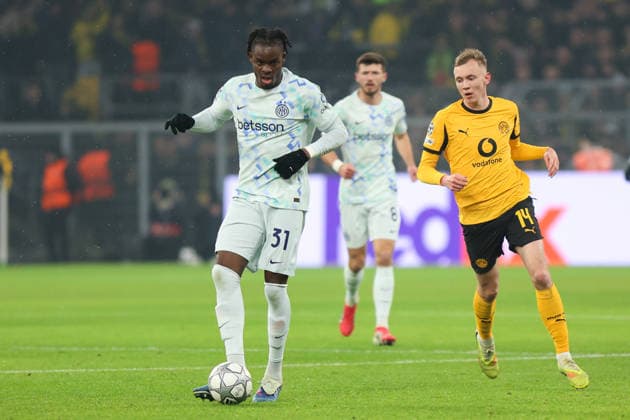 Duel between Yann Bisseck Inter Milan and Maximilian Beier Borussia Dortmund GER, Borussia Dortmund vs Inter Milan, Football, Champions League, Matchday 8, Season 2025 2026, 28 01 2026 DFL REGULATIONS PROHIBIT ANY USE OF PHOTOGRAPHS AS IMAGE SEQUENCES AND OR QUASI VIDEO GER, Borussia Dortmund vs Inter Milan, Football, Champions League, Matchday 8, Season 2025 2026, 28 01 2026 Dortmund Copyright: xEibner-Pressefoto FrankxZeisingx EP_FZG