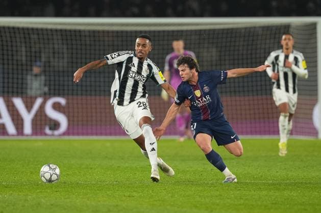 Joe Willock of Newcastle takes on Joao Neves of PSG Paris Saint-Germain v Newcastle United, UEFA Champions League, Group Stage, Football, Parc des Princes, Paris, France - 28 Jan 2026Paris Parc des Princes France EDITORIAL USE ONLY No use with unauthorised audio, video, data, fixture lists, club league logos or live services. Online in-match use limited to 120 images, no video emulation. No use in betting, games or single club league player publications. Copyright: xDavexWinter Shutterstockx 16429499az