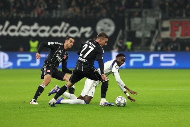 GER, Champions League, Eintracht Frankfurt vs Tottenham Hotpsur 28 01 2026, Deutsche Bank Parkq, Frankfurt am Main, GER, Champions League, Eintracht Frankfurt vs Tottenham Hotpsur pictured Ellyes Skhiri Eintracht Frankfurt, 15, black and Mario Götze Goetze Eintracht Frankfurt, 27, black tackle Pape Matar Sarr Tottenham Hotspur, 29, white in tackle duel nordphotoxGmbHx xSJS nph00070