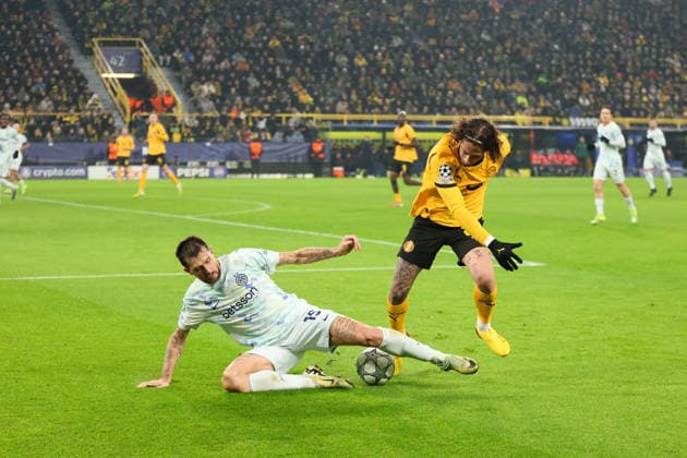 duel between Fabio Silva Borussia Dortmund and Francesco Acerbi Inter Milan GER, Borussia Dortmund vs Inter Milan, Football, Champions League, Matchday 8, Season 2025 2026, 28 01 2026 DFL REGULATIONS PROHIBIT ANY USE OF PHOTOGRAPHS AS IMAGE SEQUENCES AND OR QUASI VIDEO GER, Borussia Dortmund vs Inter Milan, Football, Champions League, Matchday 8, Season 2025 2026, 28 01 2026 Dortmund Copyright: xEibner-Pressefoto FrankxZeisingx EP_FZG