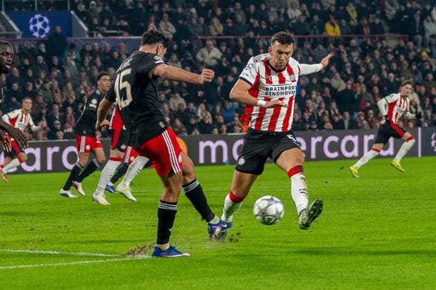 Aleksandar Pavlovic FC Bayern Muenchen, 45 delivers the ball in front of Ivan Perisic PSV Eindhoven, 05 from the penalty area PSV Eindhoven vs FC Bayern Muenchen, Football, UEFA Champions League, Matchday 08, 2025 2026 season, 28 01 2026 PSV Eindhoven vs FC Bayern Muenchen, Football, UEFA Champions League, Matchday 08, 2025 2026 season, 28 01 2026 Eindhoven Copyright: xEibner-Pressefoto ThomasxHaeslerx EP_THR