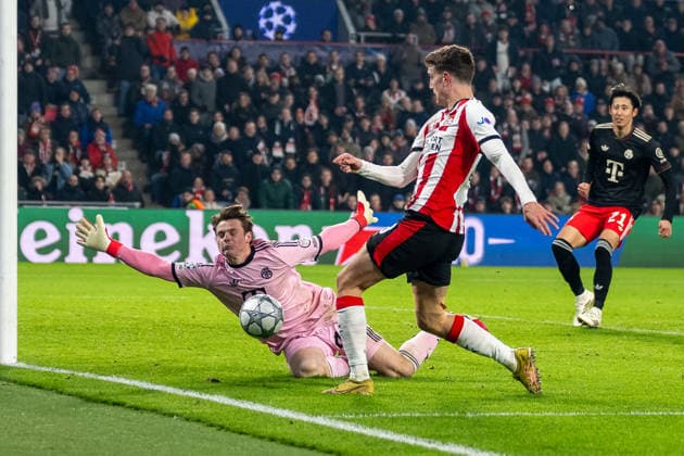 Jonas Urbig FC Bayern Muenchen, 40 makes himself greet and üariert the shot of Guus Til PSV Eindhoven, 20 PSV Eindhoven vs FC Bayern Muenchen, Football, UEFA Champions League, Matchday 08, Season 2025 2026, 28 01 2026 PSV Eindhoven vs FC Bayern Muenchen, Football, UEFA Champions League, Matchday 08, Season 2025 2026, 28 01 2026 Eindhoven Copyright: xEibner-Pressefoto ThomasxHaeslerx EP_THR