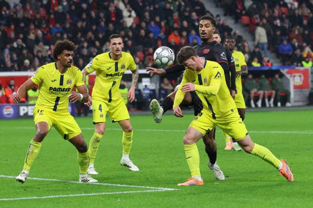 GER, UEFA CL, Matchday 8, League Phase, Bayer 04 Leverkusen GER vs FC Villarreal CF ESP , 28 01 2026, BayArena, Leverkusen, GER, UEFA CL, Matchday 8, League Phase, Bayer 04 Leverkusen GER vs FC Villarreal CF ESP , , in picture Goal chance for Loïc Badï Leverkusen 5 , is prevented by Pau Navarro Villarreal CF 26 , . nordphotoxGmbHx xMeuter nph00351