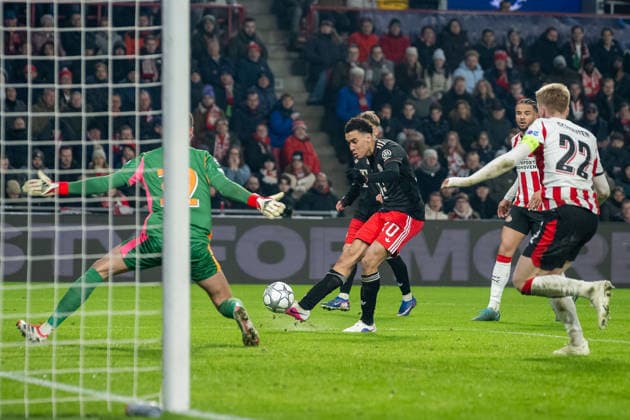 Jamal Musiala FC Bayern Muenchen, 10 scores the 1-0 goal against Matej Kovar PSV Eindhoven, 32 PSV Eindhoven vs FC Bayern Muenchen, Football, UEFA Champions League, Matchday 08, 2025 2026 season, 28 01 2026 PSV Eindhoven vs FC Bayern Muenchen, Football, UEFA Champions League, Matchday 08, 2025 2026 season, 28 01 2026 Eindhoven Copyright: xEibner-Pressefoto ThomasxHaeslerx EP_THR