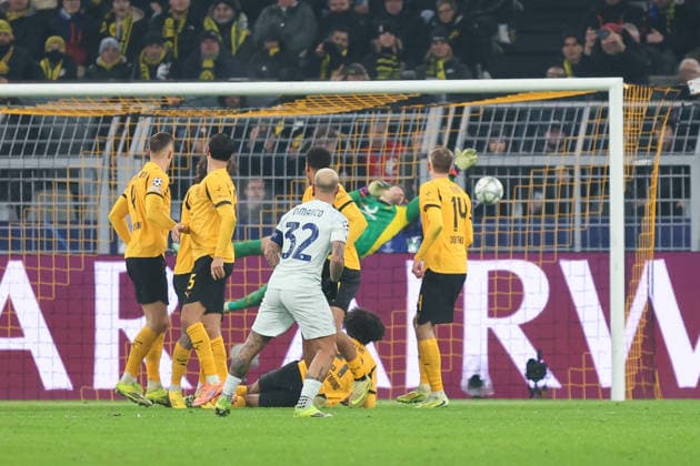 Free kick to 1 0 for Inter Milan by Federico Dimarco Inter Milan GER, Borussia Dortmund vs Inter Milan, Football, Champions League, Matchday 8, Season 2025 2026, 28 01 2026 DFL REGULATIONS PROHIBIT ANY USE OF PHOTOGRAPHS AS IMAGE SEQUENCES AND OR QUASI VIDEO GER, Borussia Dortmund vs Inter Milan, Football, Champions League, Matchday 8, Season 2025 2026, 28 01 2026 Dortmund Copyright: xEibner-Pressefoto FrankxZeisingx EP_FZG