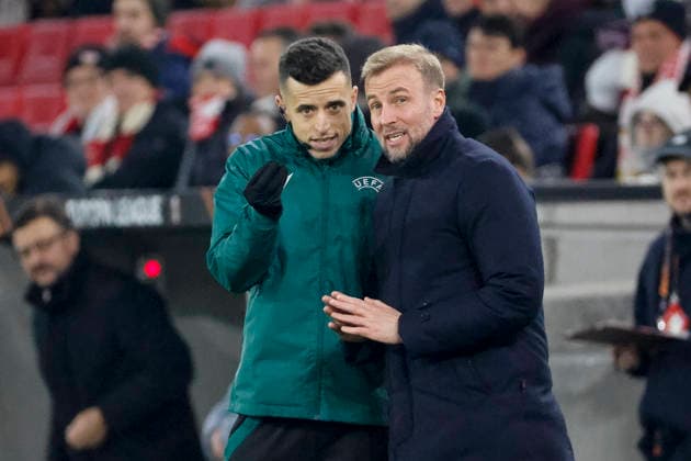 Fourth official Victor Garcia Verdura ESP and Sebastian Hoeneß, Hoeness VfB Stuttgart, Coach in dialog , Germany, Football, UEFA Europa League, Matchday 8, 2025 2026, VfB Stuttgart vs Young Boys Bern, 29 01 2026, Stuttgart MHP Arena Germany Copyright: xGrantxHubbsx