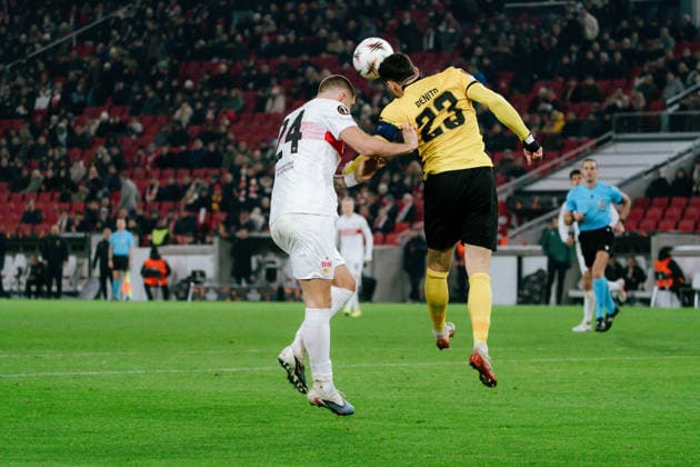 Header duel between Jeff Chabot VfB Stuttgart, 24 and Loris Benito Young Boys Bern, 23 , GER, VfB Stuttgart vs Young Boys Bern, Football, Europa League, Matchday 8, Season 2025 2026, 29 01 2026, GER, VfB Stuttgart vs Young Boys Bern, Football, Europa League, Matchday 8, Season 2025 2026, 29 01 2026, Stuttgart Copyright: xEibner-Pressefoto EdwardxCheungx EP_ECG