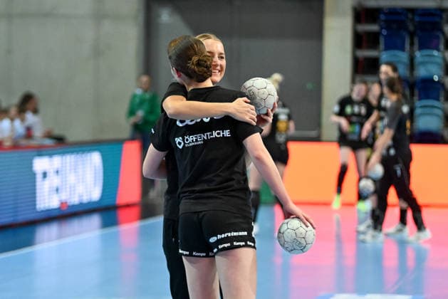 Lisa Borutta VfL Oldenburg, 02 and Pam Korsten VfL Oldenburg, 26 covertly embrace VfL Oldenburg vs SV Union Halle Neustadt, ALSCO Handball Bundesliga Women, Matchday 15, Season 2025 2026, 31 01 2026, VfL Oldenburg vs SV Union Halle Neustadt, ALSCO Handball Bundesliga Women, Matchday 15, Season 2025 2026, 31 01 2026 Oldenburg Copyright: xEibner-Pressefoto RobertxGertzenx EP_RGN