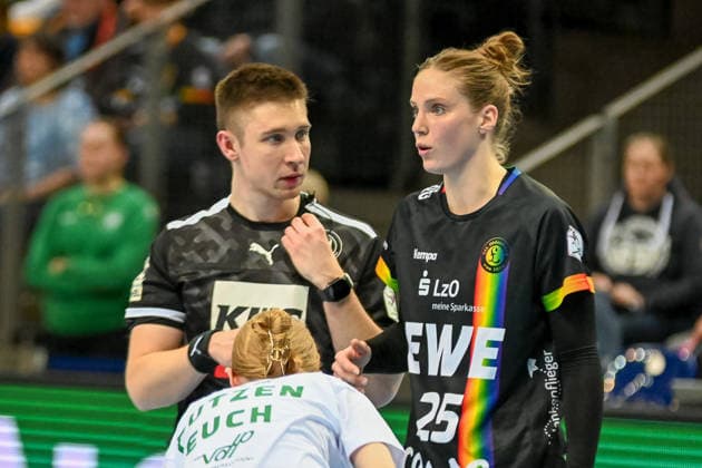 Madita Kohorst VfL Oldenburg, 25 in conversation with referee Marvin Cesnik VfL Oldenburg vs SV Union Halle Neustadt, ALSCO Handball Bundesliga Women, Matchday 15, Season 2025 2026, 31 01 2026, VfL Oldenburg vs SV Union Halle Neustadt, ALSCO Handball Bundesliga Women, Matchday 15, Season 2025 2026, 31 01 2026 Oldenburg Copyright: xEibner-Pressefoto RobertxGertzenx EP_RGN