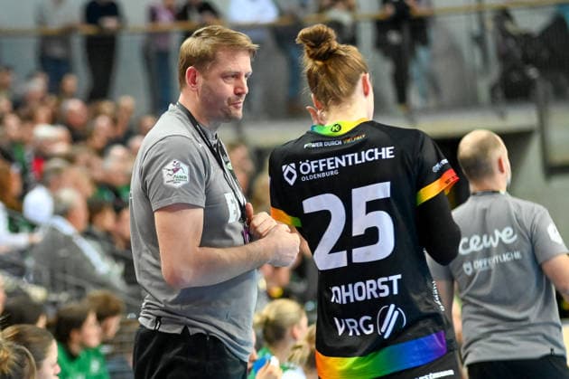 Christoph Dannigkeit VfL Oldenburg, Goalkeeping coach in conversation with Madita Kohorst VfL Oldenburg, 25 VfL Oldenburg vs SV Union Halle Neustadt, ALSCO Handball Bundesliga Women, Matchday 15, Season 2025 2026, 31 01 2026, VfL Oldenburg vs SV Union Halle Neustadt, ALSCO Handball Bundesliga Women, Matchday 15, Season 2025 2026, 31 01 2026 Oldenburg Copyright: xEibner-Pressefoto RobertxGertzenx EP_RGN