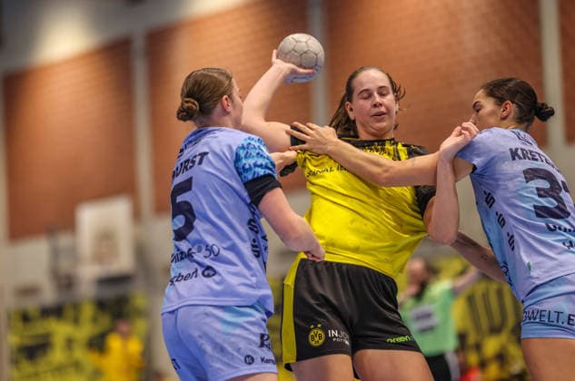 GER, Dortmund, Borussia Dortmund vs HSG Bensheim Auerbach Flames, Alsco Handball Bundesliga Frauen, Handball, DHB, Spielzeit 2025 2026, Sporthalle Wellinghofen, 15 Spieltag im Bild v l Isabell Hurst HSG Bensheim Auerbach Flames Frauen 5 , Guro Nestaker Borussia Dortmund Handball 33 , Lucie Marie Kretzschmar HSG Bensheim Auerbach Flames Frauen 29 , Zweikampf DFB DFL REGULATIONS PROHIBIT ANY USE OF PHOTOGRAPHS AS IMAGE SEQUENCES AND OR QUASI VIDEO, 31 01 2026 Copyright: HMBxMedia HendrikxHamelau