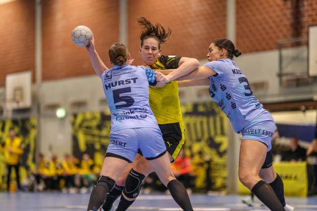 GER, Dortmund, Borussia Dortmund vs HSG Bensheim Auerbach Flames, Alsco Handball Bundesliga Frauen, Handball, DHB, Spielzeit 2025 2026, Sporthalle Wellinghofen, 15 Spieltag im Bild v l Isabell Hurst HSG Bensheim Auerbach Flames Frauen 5 , Guro Nestaker Borussia Dortmund Handball 33 , Lucie Marie Kretzschmar HSG Bensheim Auerbach Flames Frauen 29 , Zweikampf DFB DFL REGULATIONS PROHIBIT ANY USE OF PHOTOGRAPHS AS IMAGE SEQUENCES AND OR QUASI VIDEO, 31 01 2026 Copyright: HMBxMedia HendrikxHamelau