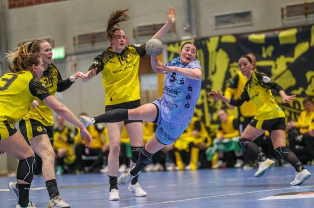 GER, Dortmund, Borussia Dortmund vs HSG Bensheim Auerbach Flames, Alsco Handball Bundesliga Frauen, Handball, DHB, Spielzeit 2025 2026, Sporthalle Wellinghofen, 15 Spieltag im Bild v l Alieke van Maurik Borussia Dortmund Handball 14 , Isabell Hurst HSG Bensheim Auerbach Flames Frauen 5 DFB DFL REGULATIONS PROHIBIT ANY USE OF PHOTOGRAPHS AS IMAGE SEQUENCES AND OR QUASI VIDEO, 31 01 2026 Copyright: HMBxMedia HendrikxHamelau