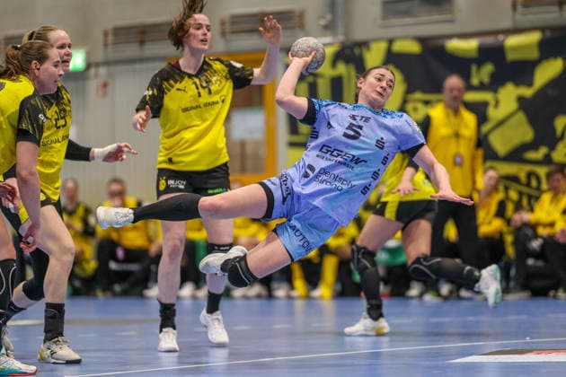 GER, Dortmund, Borussia Dortmund vs HSG Bensheim Auerbach Flames, Alsco Handball Bundesliga Frauen, Handball, DHB, Spielzeit 2025 2026, Sporthalle Wellinghofen, 15 Spieltag im Bild v l Alieke van Maurik Borussia Dortmund Handball 14 , Isabell Hurst HSG Bensheim Auerbach Flames Frauen 5 DFB DFL REGULATIONS PROHIBIT ANY USE OF PHOTOGRAPHS AS IMAGE SEQUENCES AND OR QUASI VIDEO, 31 01 2026 Copyright: HMBxMedia HendrikxHamelau