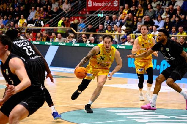 ProA Phoenix Hagen vs Tigers Tübingen, Hagen, 31 01 2026, Ischelandhalle Hagen Jeffrey Carroll 30, Phoenix Hagen, SF on the move to the basket with an eye for his teammate, defended by Bernard Pelote III 1, Tigers Tübingen, PF Barmer2BasketballBundesliga ProA Phoenix Hagen vs Tigers Tübingen, Hagen, 31 01 2026, Ischelandhalle Hagen Copyright: xBEAUTIFULxSPORTS Piepenstockx