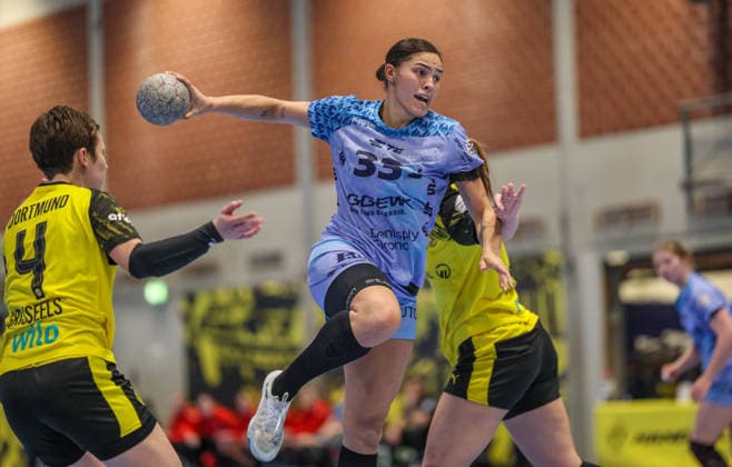 GER, Dortmund, Borussia Dortmund vs HSG Bensheim Auerbach Flames, Alsco Handball Bundesliga Frauen, Handball, DHB, Spielzeit 2025 2026, Sporthalle Wellinghofen, 15 Spieltag im Bild v l Alina Grijseels Borussia Dortmund Handball 4 , Lucie Marie Kretzschmar HSG Bensheim Auerbach Flames Women 29 , goal throw DFB DFL REGULATIONS PROHIBIT ANY USE OF PHOTOGRAPHS AS IMAGE SEQUENCES AND OR QUASI VIDEO, 31 01 2026 Copyright: HMBxMedia HendrikxHamelau