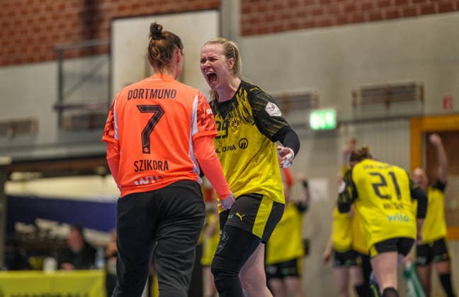 GER, Dortmund, Borussia Dortmund vs HSG Bensheim Auerbach Flames, Alsco Handball Bundesliga Frauen, Handball, DHB, 2025 2026 season, Sporthalle Wellinghofen, 15 Matchday in the picture from l Melinda Szikora Borussia Dortmund Handball 7 and Emma Olsson Borussia Dortmund 29d show emotions, jubilation, against HSG Bensheim Auerbach Flames DFB DFL REGULATIONS PROHIBIT ANY USE OF PHOTOGRAPHS AS IMAGE SEQUENCES AND OR QUASI VIDEO, 31 01 2026 Copyright: HMBxMedia HendrikxHamelau