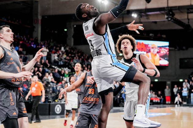 Germany easyCredit BBL, Main Round 2025 26, 18 Matchday Veolia Towers Hamburg vs NINERS Chemnitz Inselpark Arena Hamburg Osaro Jürgen Rich Veolia Towers Hamburg, 3 , Zacharie Perrin Veolia Towers Hamburg, 52 , Eric Washington NINERS Chemnitz, 33 , Kevin Yebo NINERS Chemnitz, 0 , Yordan Minchev NINERS Chemnitz, 91 Copyright: xStefanxTrochax